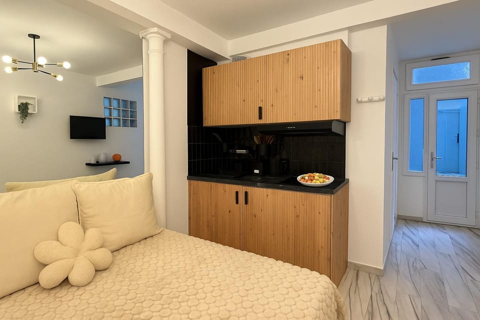 Property building, Nearby landmark, Bed, Day, Kitchen or kitchenette, Living room, Photo of the whole room, Seating area, Dining area, Bedroom, stove, stove, wardrobe, kitchen