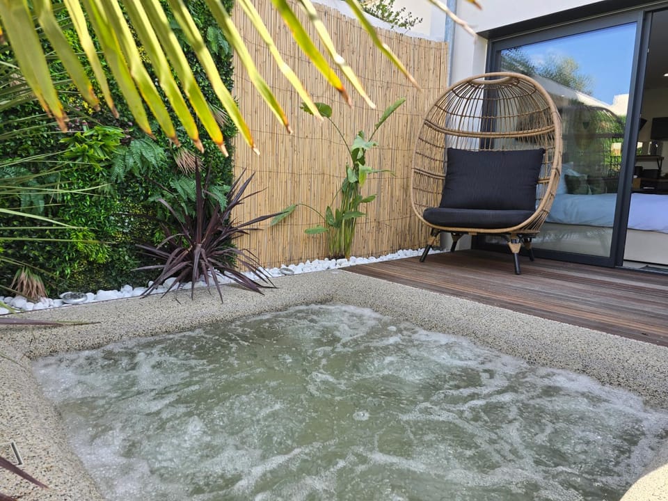 SpaLagon Jacuzzi Privé Chauffé 37 Proche Arena Parc Expo Apartment in Mauguio
