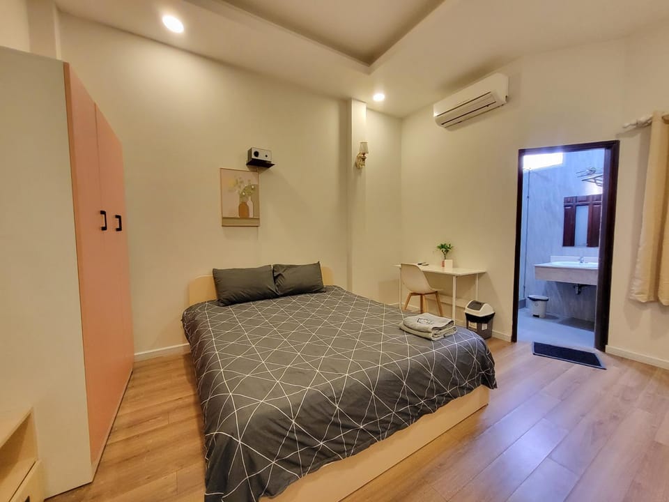 Bed, Photo of the whole room, Seating area, Bedroom, air conditioner