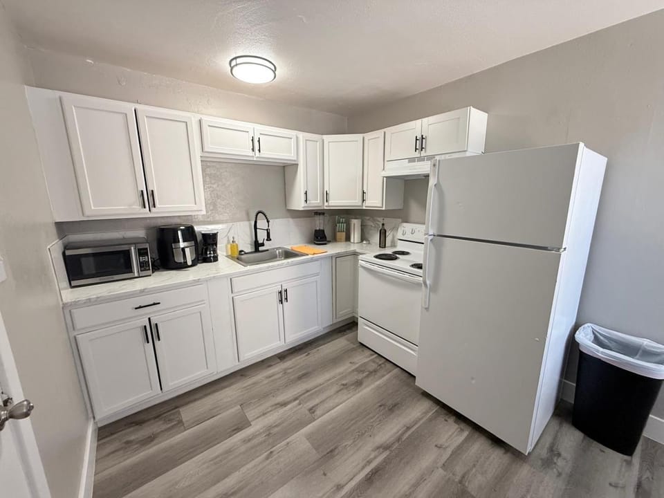 Coffee/tea facilities, Kitchen or kitchenette, oven, stove