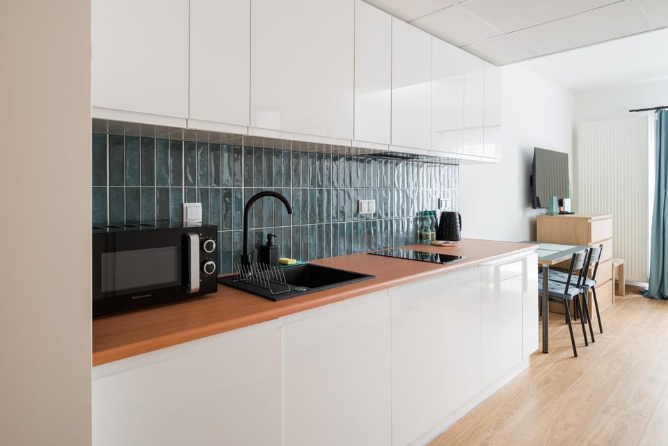 Coffee/tea facilities, Kitchen or kitchenette, Dining area, oven, stove