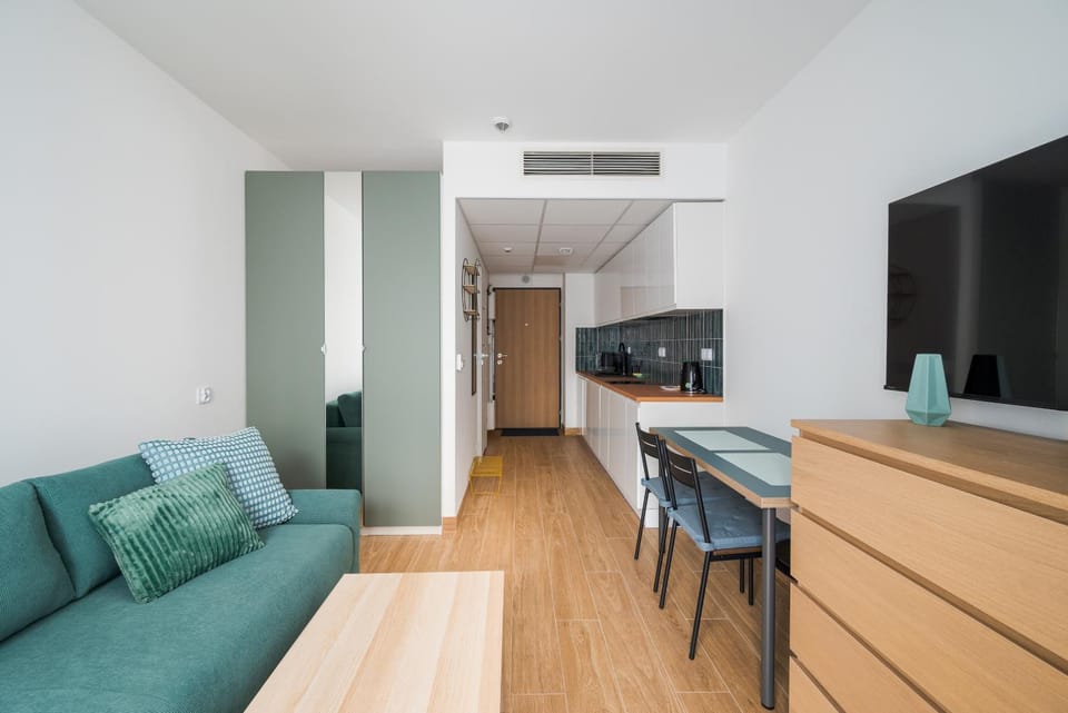 Communal lounge/ TV room, TV and multimedia, Kitchen or kitchenette, Living room, Seating area, Dining area, Evening entertainment, oven
