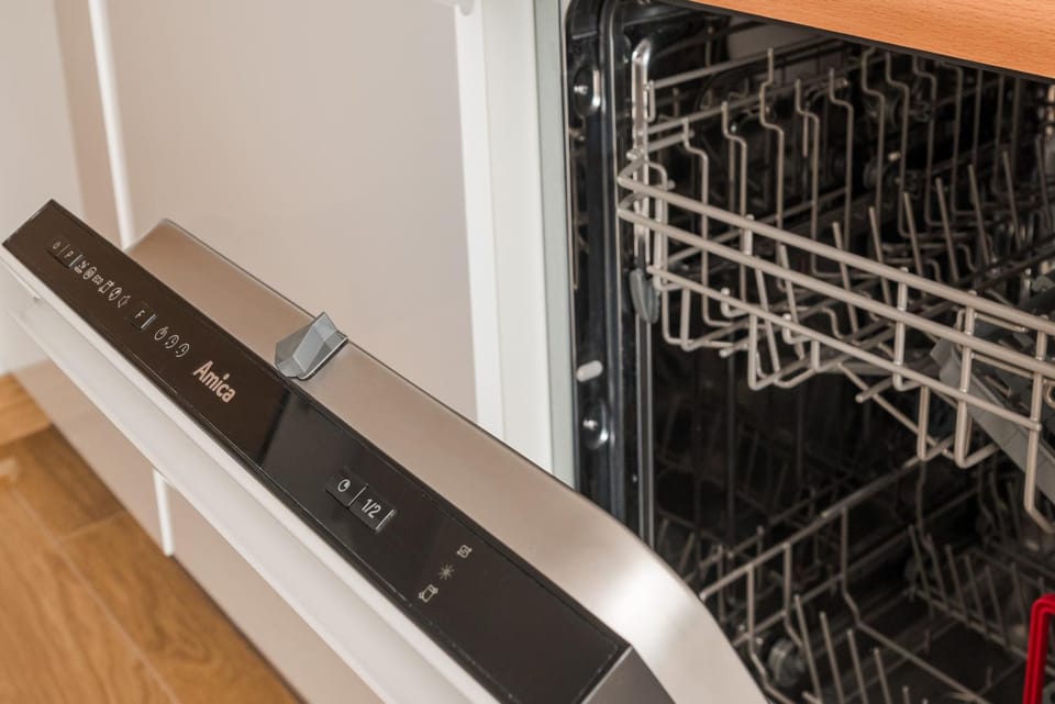 Kitchen or kitchenette, dishwasher