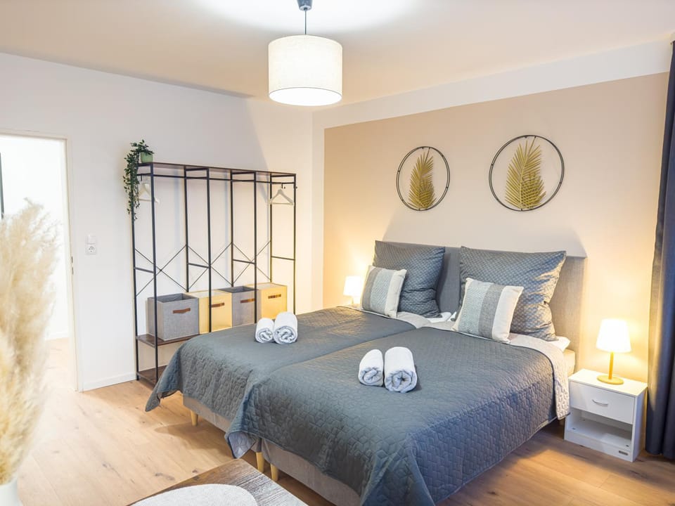 Bed, Photo of the whole room, Bedroom, towels