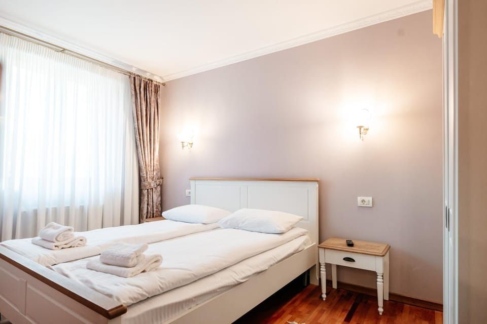 Bed, Bedroom, towels