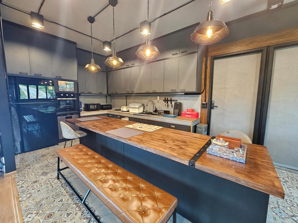 Kitchen or kitchenette, Seating area, Dining area
