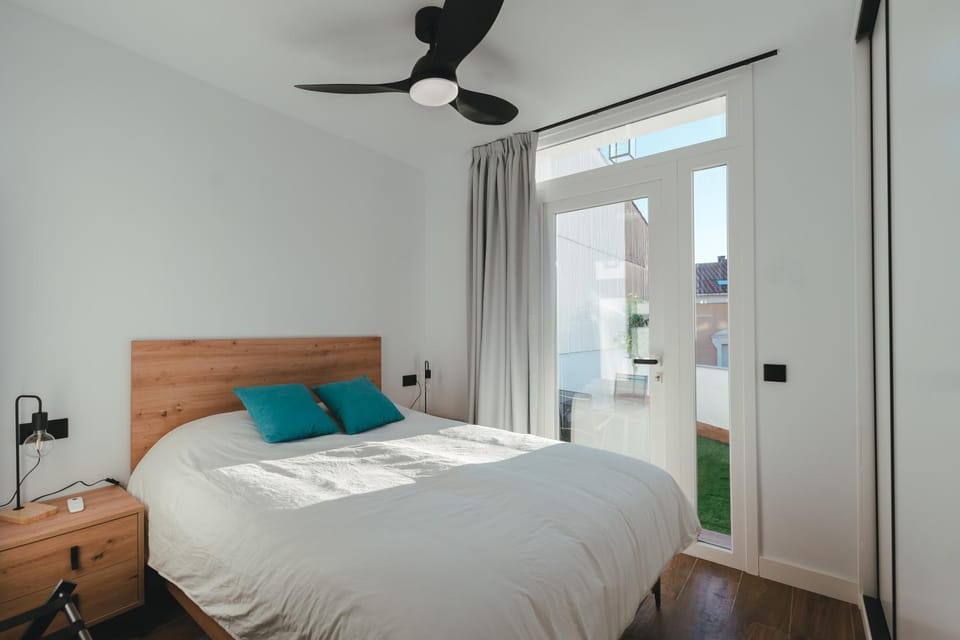 Photo of the whole room, Bedroom