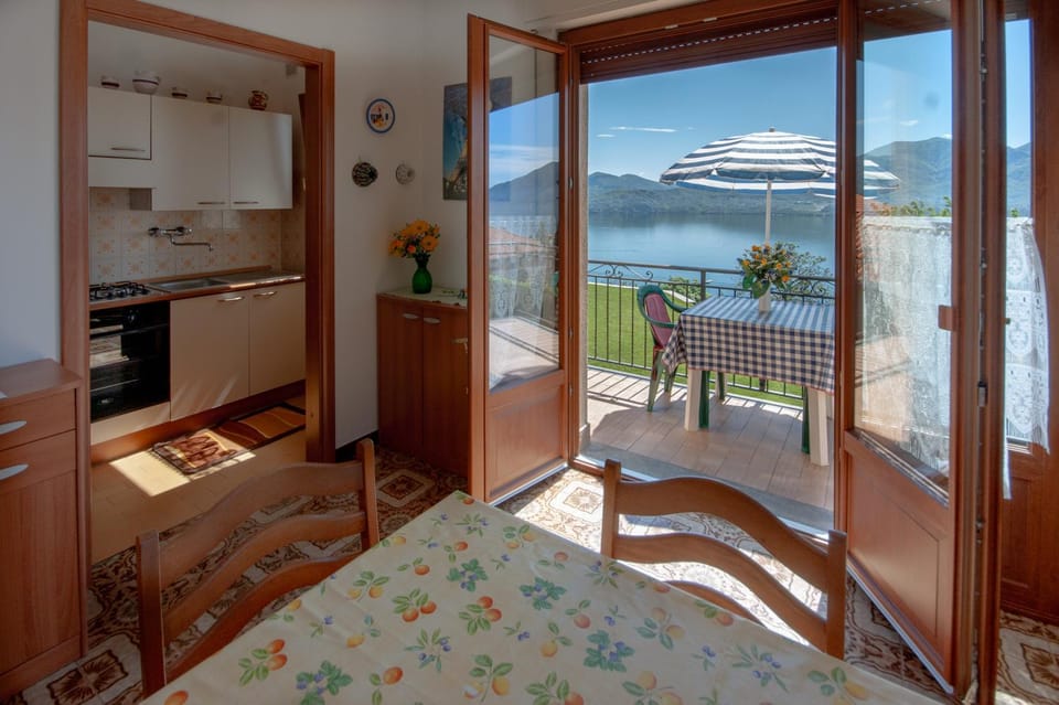 Kitchen or kitchenette, Living room, Dining area, Lake view