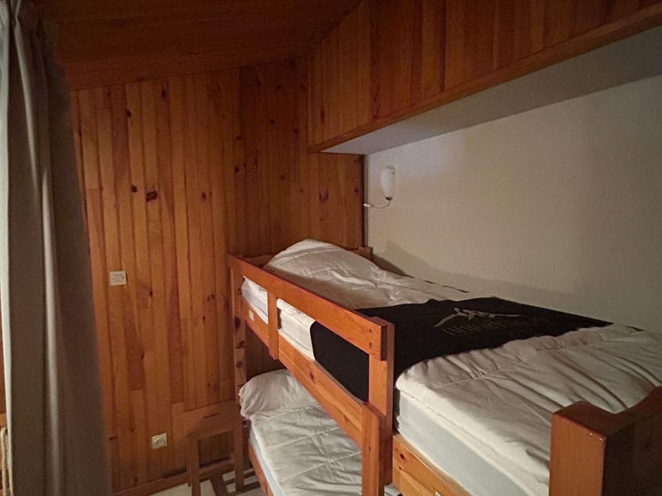 Appartement duplex 4 pers, centre station, garage privé - FR-1-814-82 Apartment in Besse-et-Saint-Anastaise