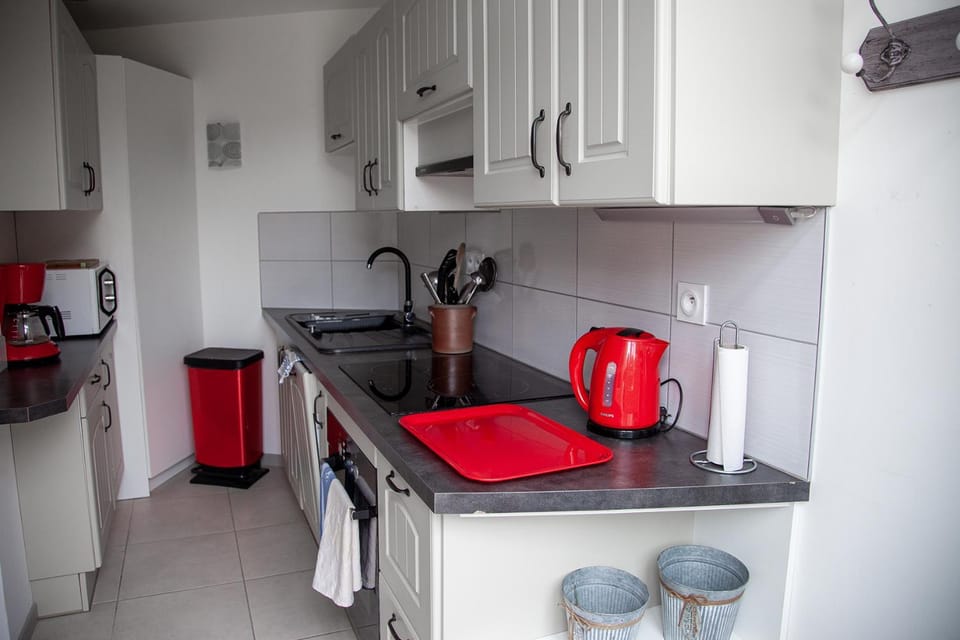 Coffee/tea facilities, Kitchen or kitchenette, dishwasher, stove, toaster