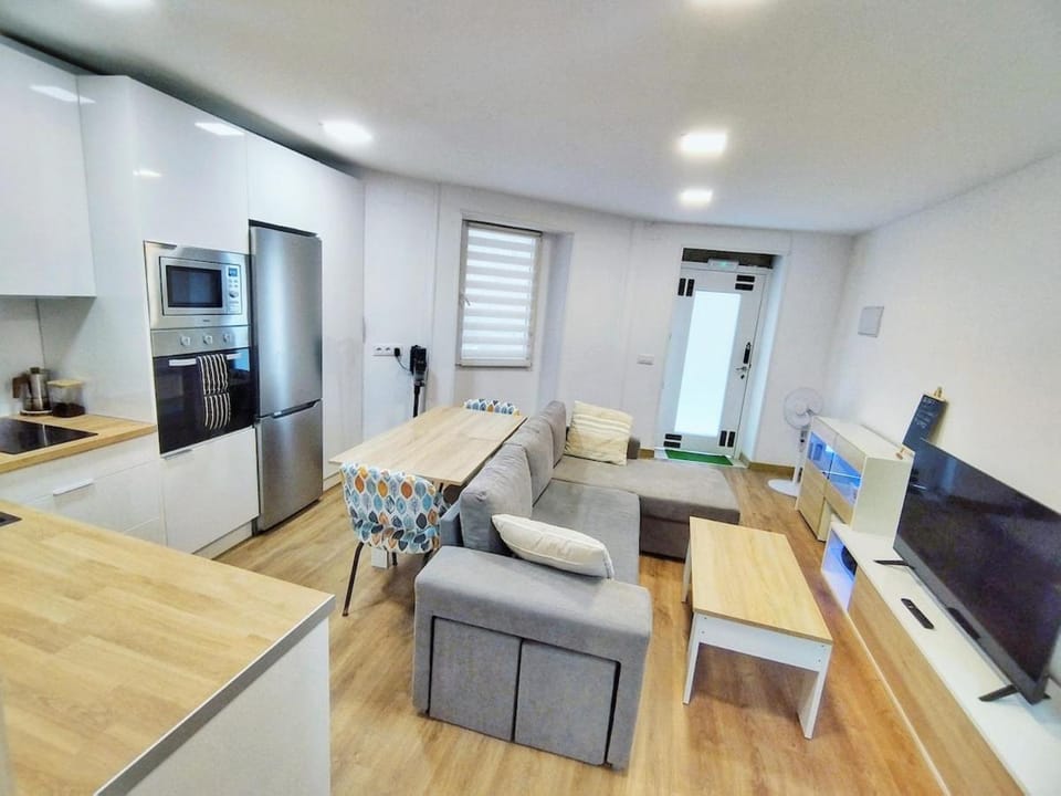 Communal lounge/ TV room, TV and multimedia, Kitchen or kitchenette, Living room, Dining area, oven