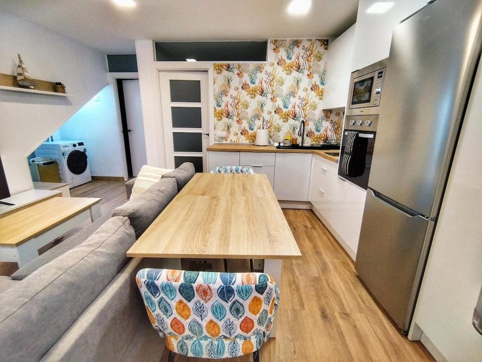 Kitchen or kitchenette, Living room, Seating area, Dining area, oven, stove