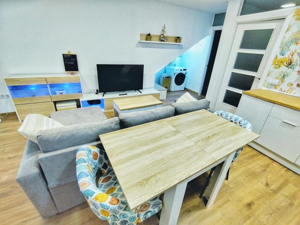 Communal lounge/ TV room, TV and multimedia, Living room, Seating area, Dining area