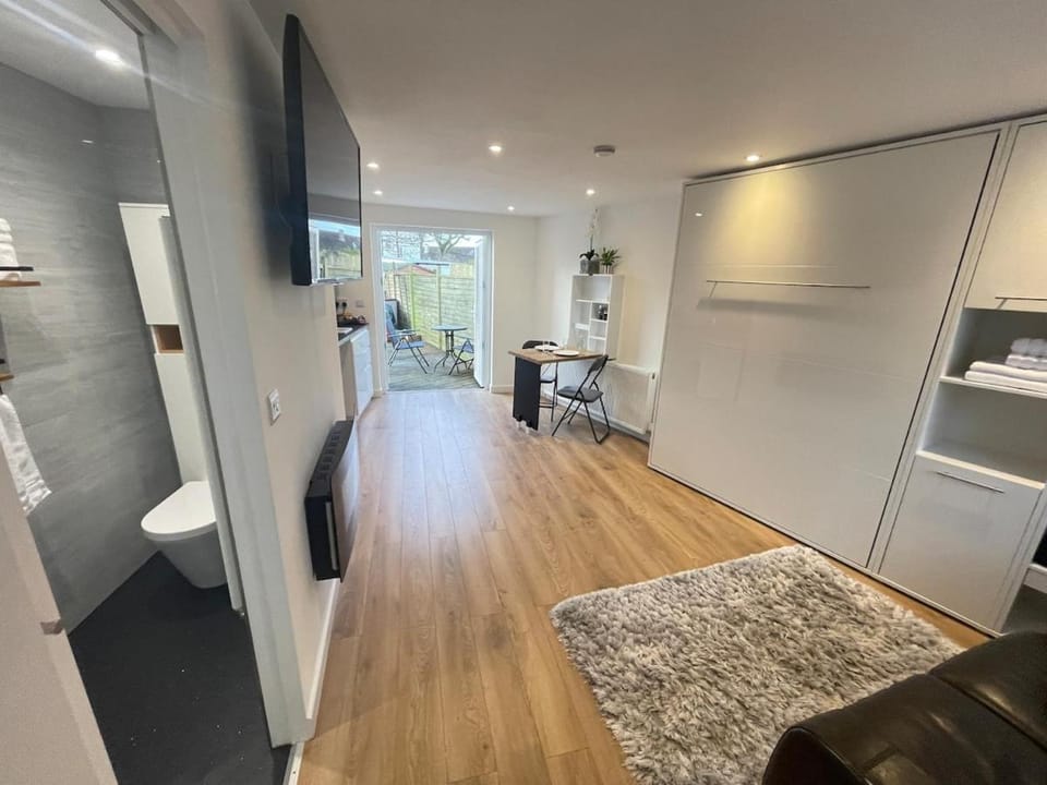 Self-contained studio with folding down Bed Apartment in Oxford