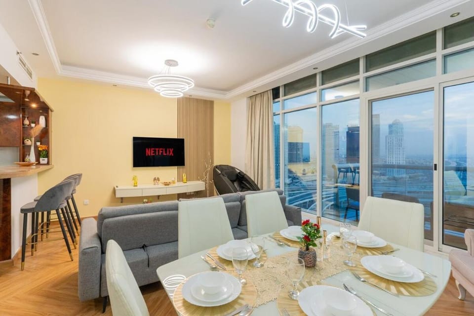 Communal lounge/ TV room, Massage, TV and multimedia, Living room, Seating area, Dining area, Evening entertainment