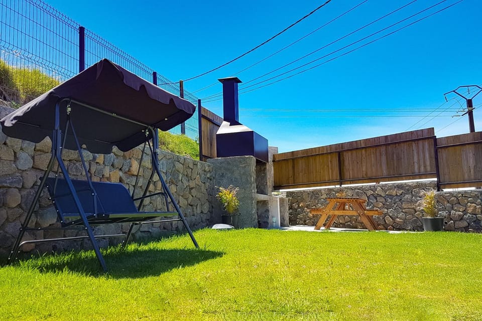 Spring, Day, BBQ facilities, BBQ facilities, Garden, Garden, Garden view