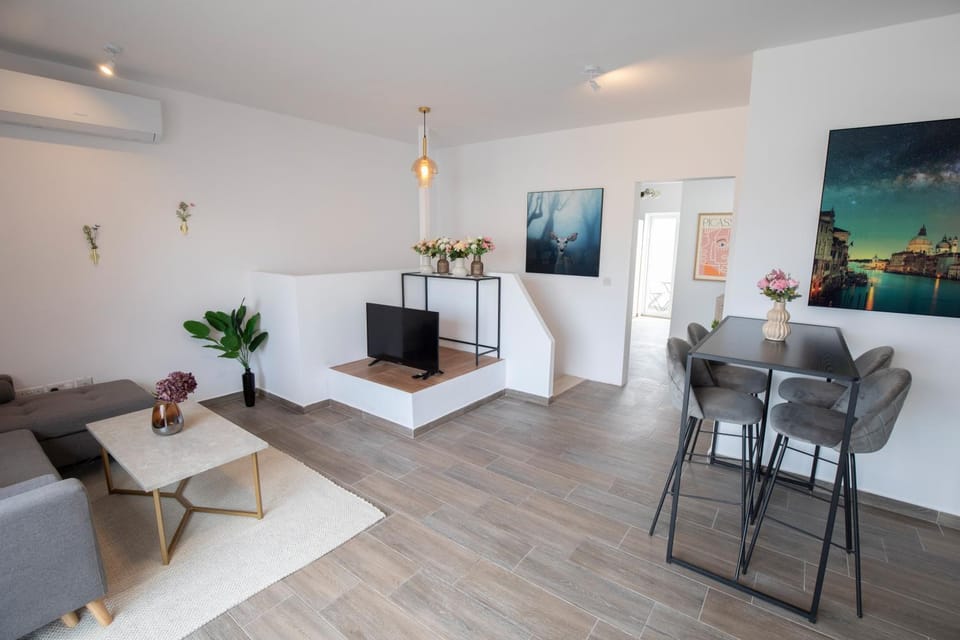 Communal lounge/ TV room, Living room, Dining area