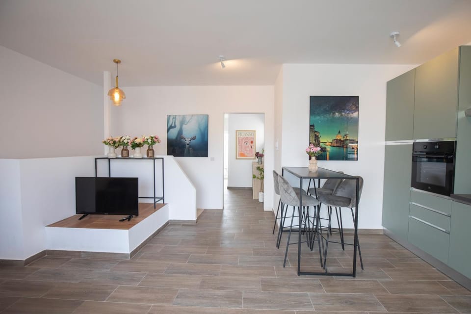 Communal lounge/ TV room, TV and multimedia, Living room, Dining area