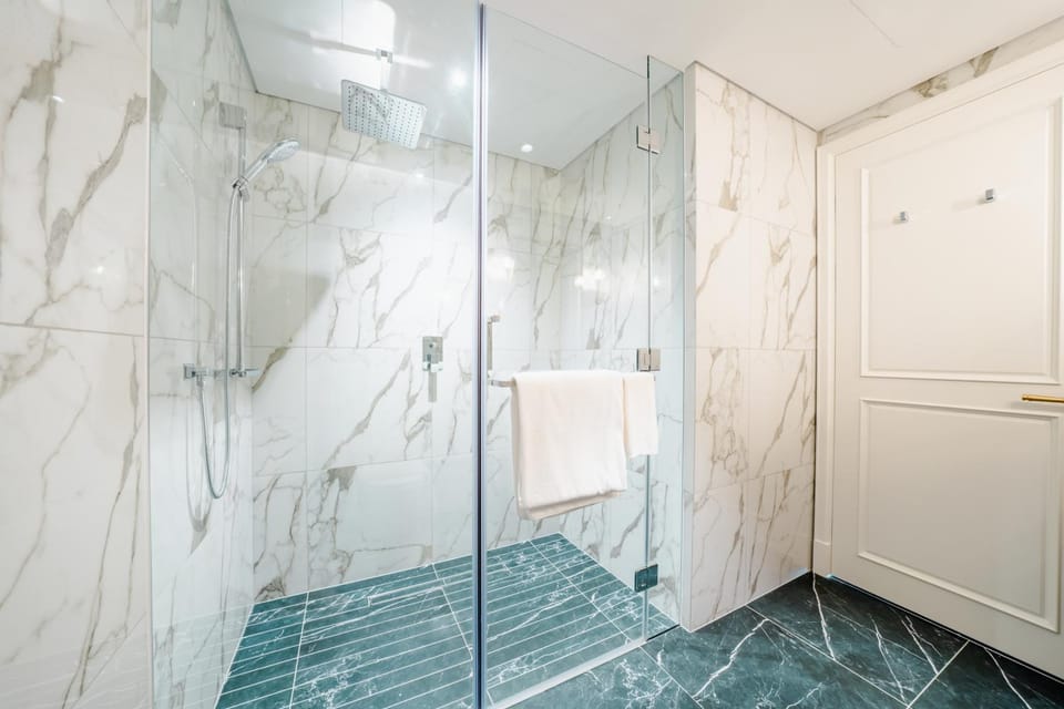 Shower, Bathroom, towels