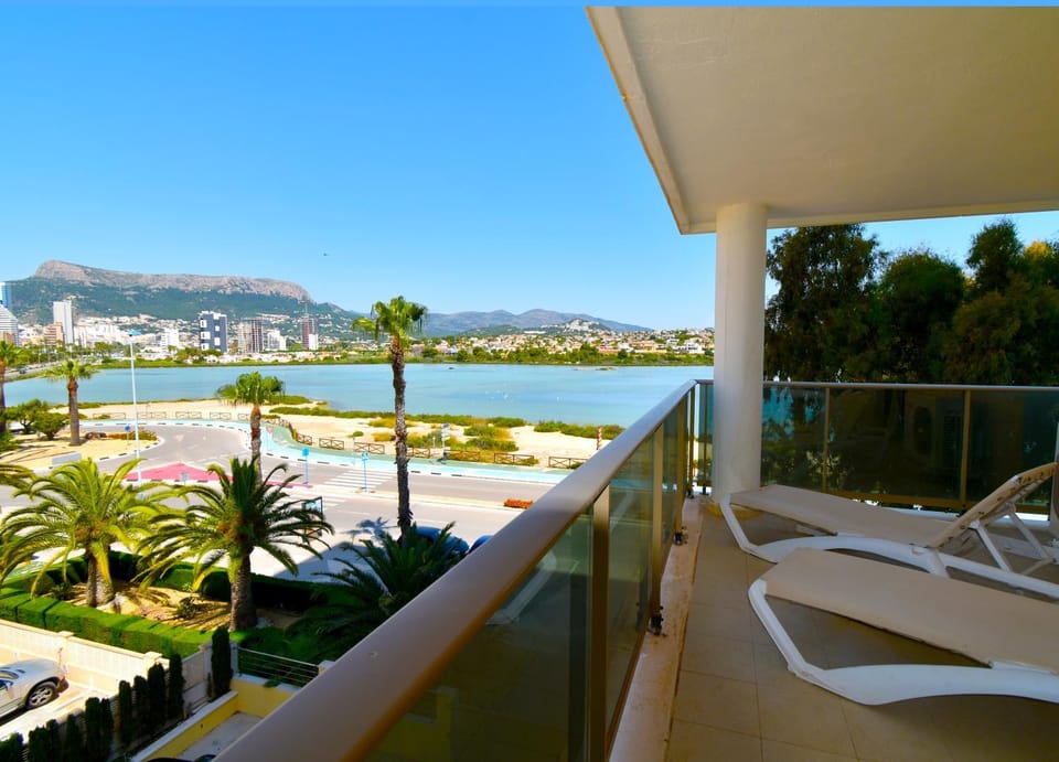 Natural landscape, Balcony/Terrace, Balcony/Terrace, Lake view, Mountain view