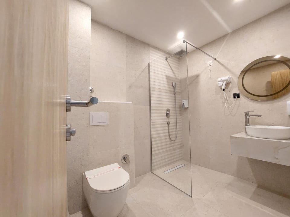 Shower, Toilet, Bathroom, towels