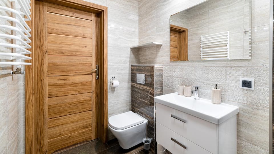 Toilet, Bathroom, towels