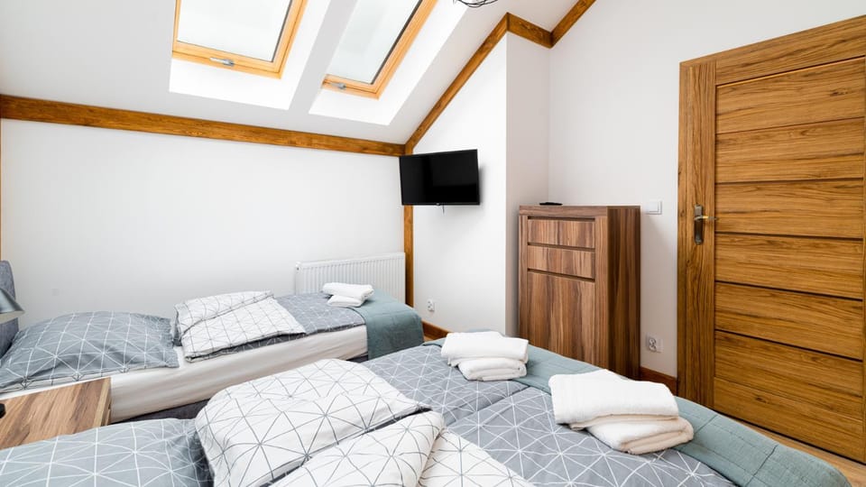 Bed, Bedroom, towels