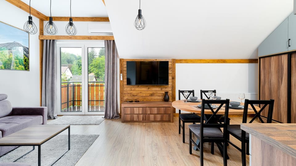 Living room, Seating area, Dining area, Evening entertainment