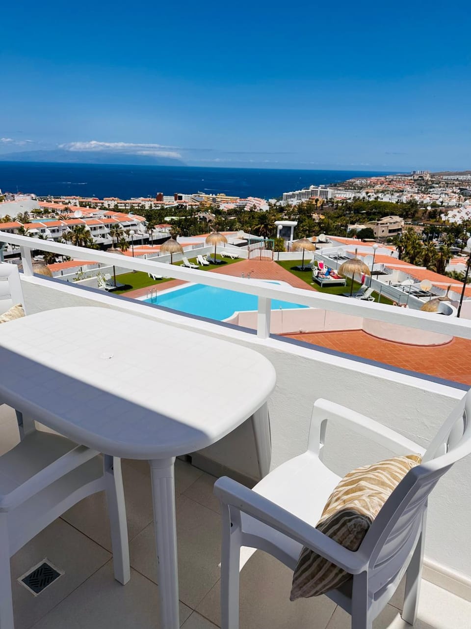 Balcony/Terrace, City view, Pool view, Sea view, Swimming pool, sunbed