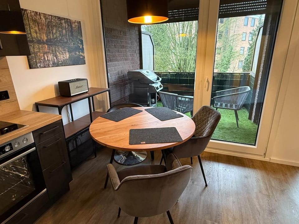 Kitchen or kitchenette, Seating area, Dining area