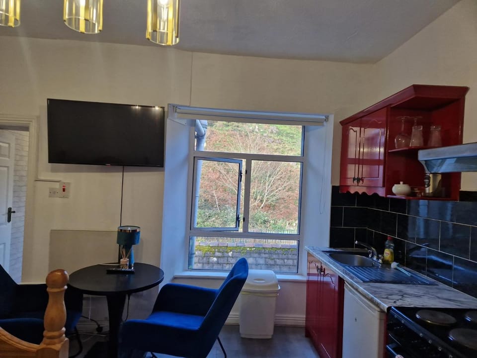 TV and multimedia, Kitchen or kitchenette, Seating area, Dining area, stove