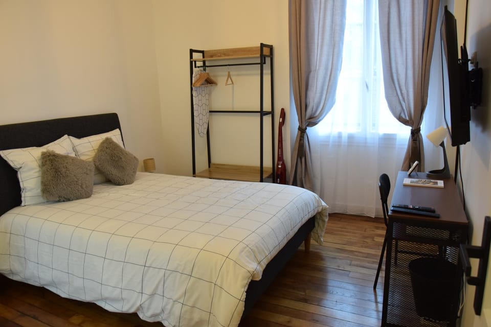 Bed, TV and multimedia, Photo of the whole room, Bedroom