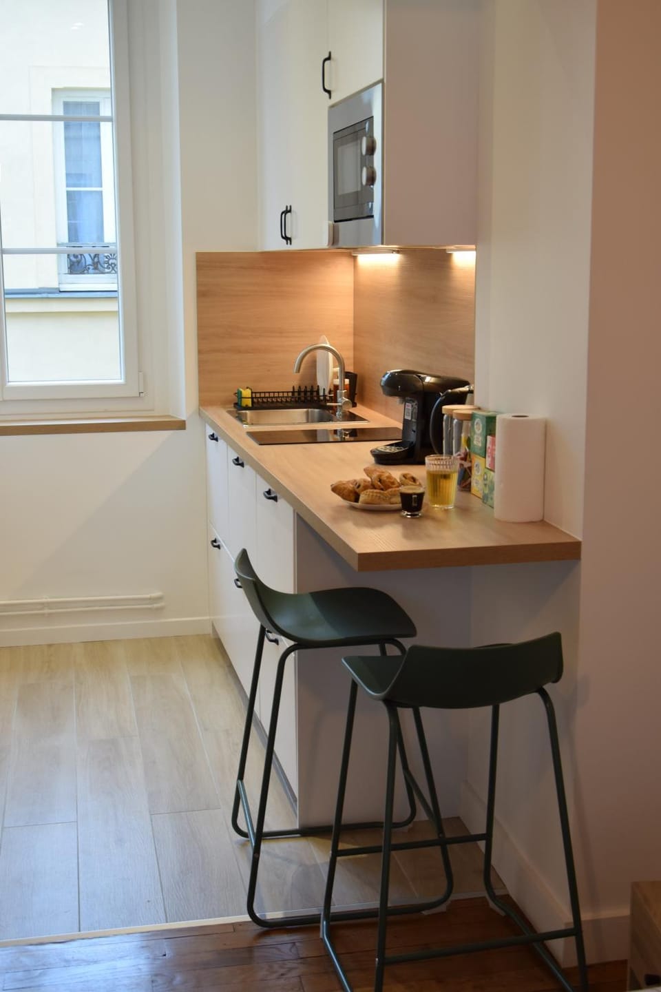 Coffee/tea facilities, Kitchen or kitchenette, Dining area, stove