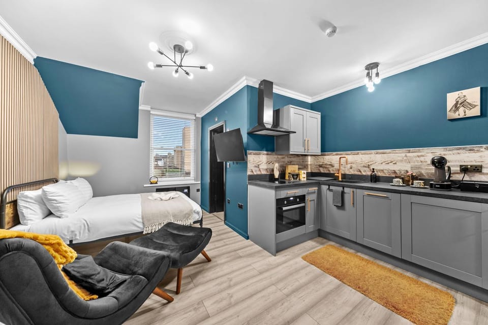 Bed, TV and multimedia, Photo of the whole room, Decorative detail, Bedroom, kitchen