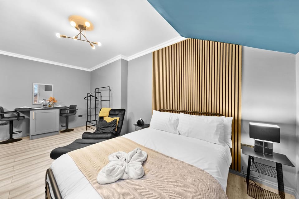 Bed, View (from property/room), Seating area, Dining area, Bedroom