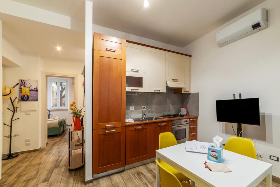 TV and multimedia, Kitchen or kitchenette, Living room, Seating area, Dining area, oven, stove, air conditioner