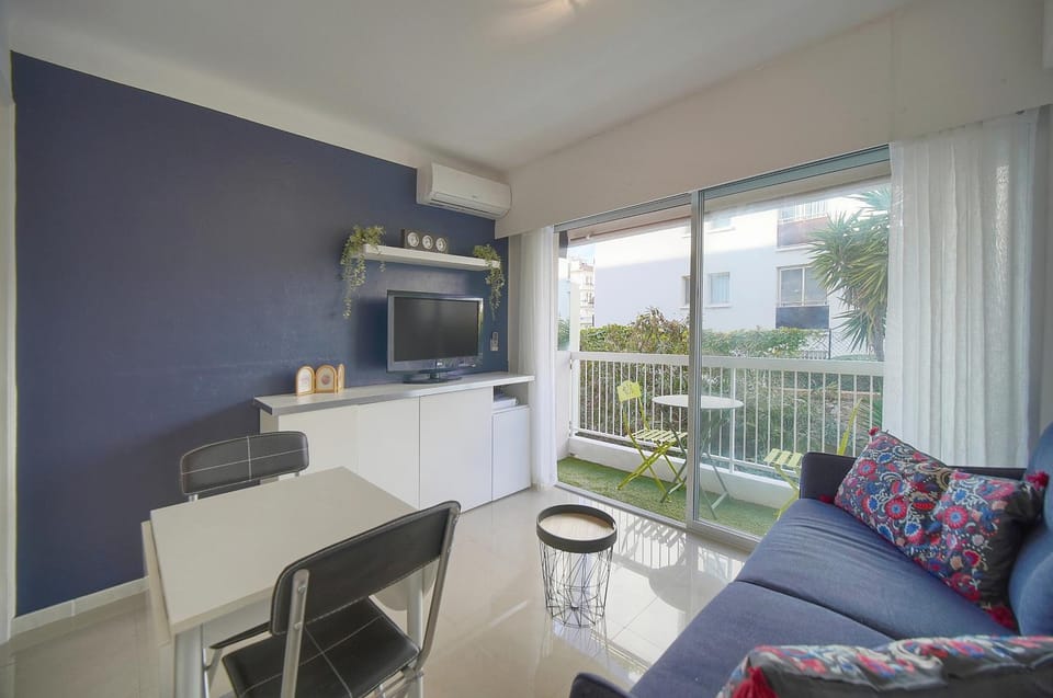 TV and multimedia, Balcony/Terrace, Dining area, air conditioner