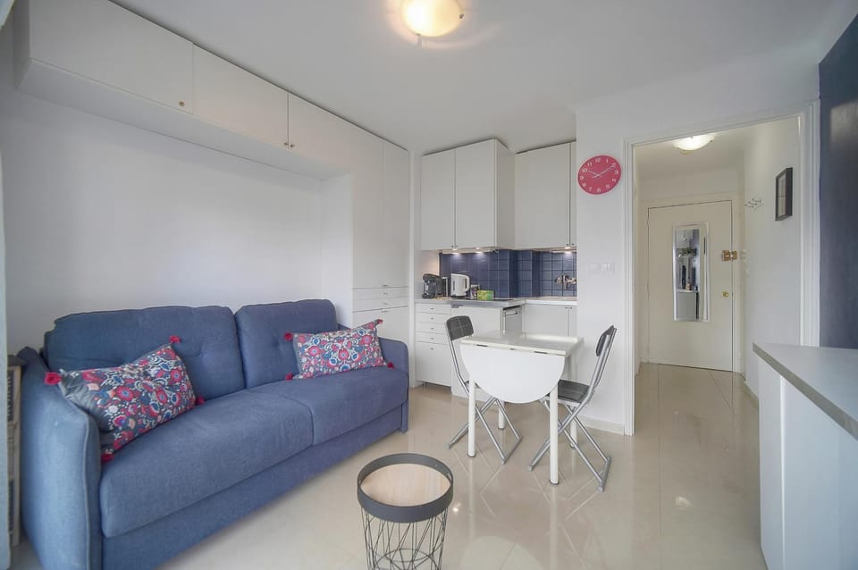 Kitchen or kitchenette, Seating area, Dining area