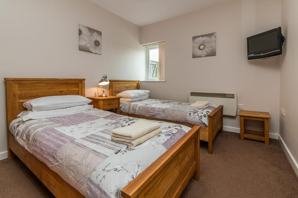 Bed, TV and multimedia, Photo of the whole room, Bedroom, towels