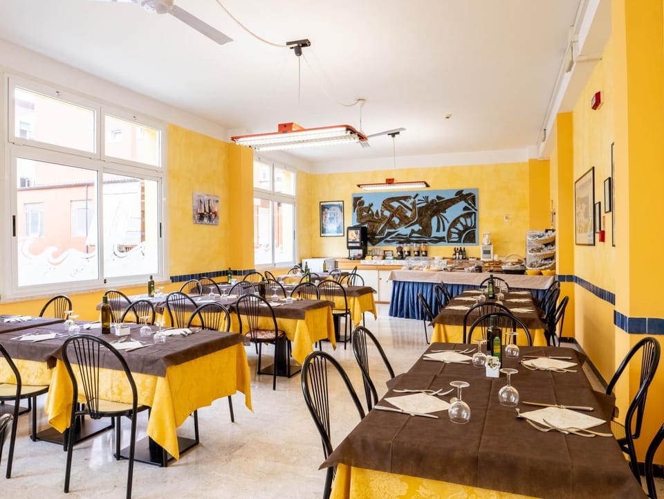 Restaurant/places to eat, Living room, Food and drinks, Banquet/Function facilities, Seating area, Food