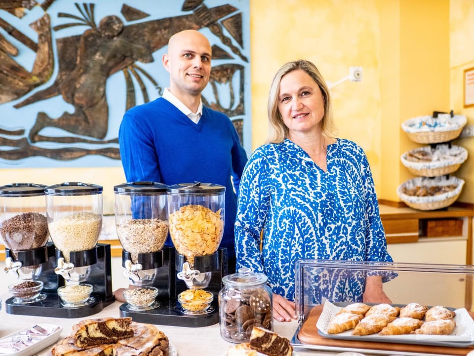 Staff, People, Food and drinks, Buffet breakfast