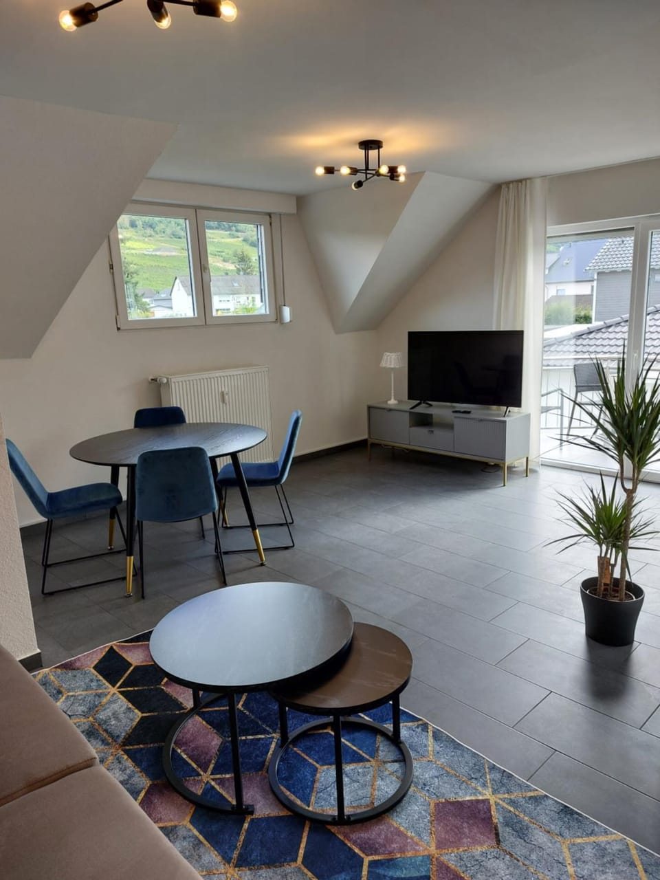 TV and multimedia, Living room, Seating area, Dining area