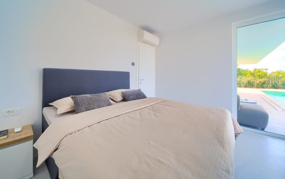 Bedroom, air conditioner