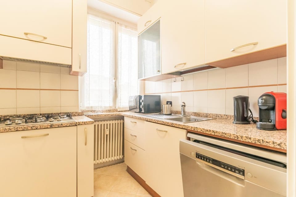 Coffee/tea facilities, Kitchen or kitchenette, dishwasher, stove