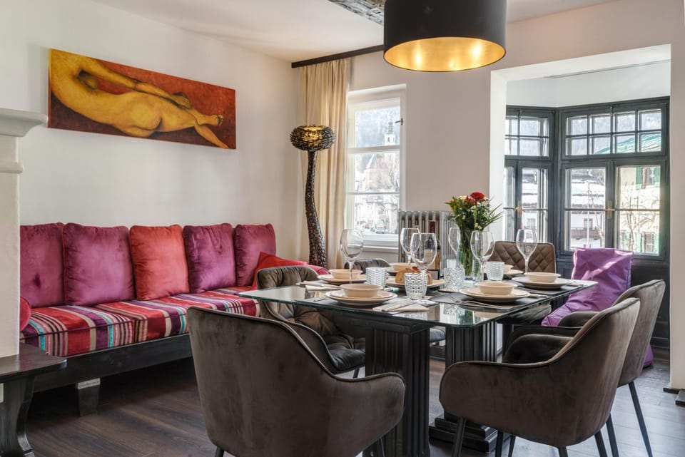 Food and drinks, Seating area, Dining area, Food