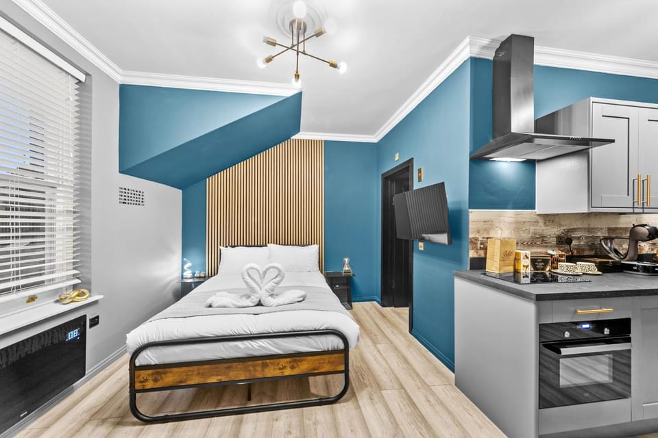 Bed, TV and multimedia, View (from property/room), oven, stove, kitchen