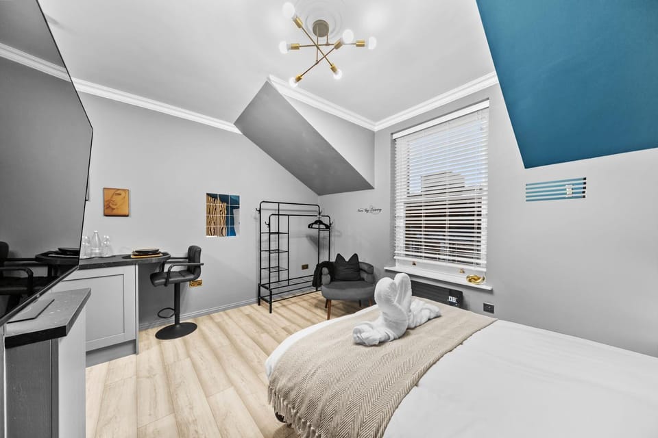 Bed, TV and multimedia, View (from property/room), Decorative detail, Seating area, Dining area