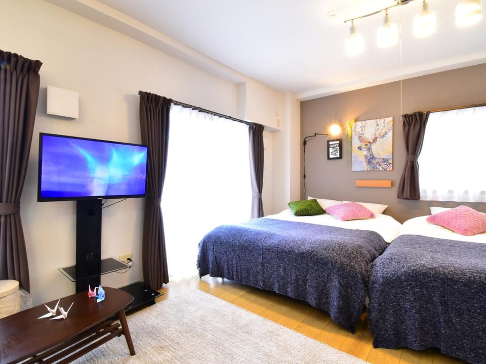 Bed, TV and multimedia, Photo of the whole room, Bedroom