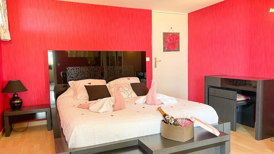 Bed, TV and multimedia, Photo of the whole room, Bedroom, towels