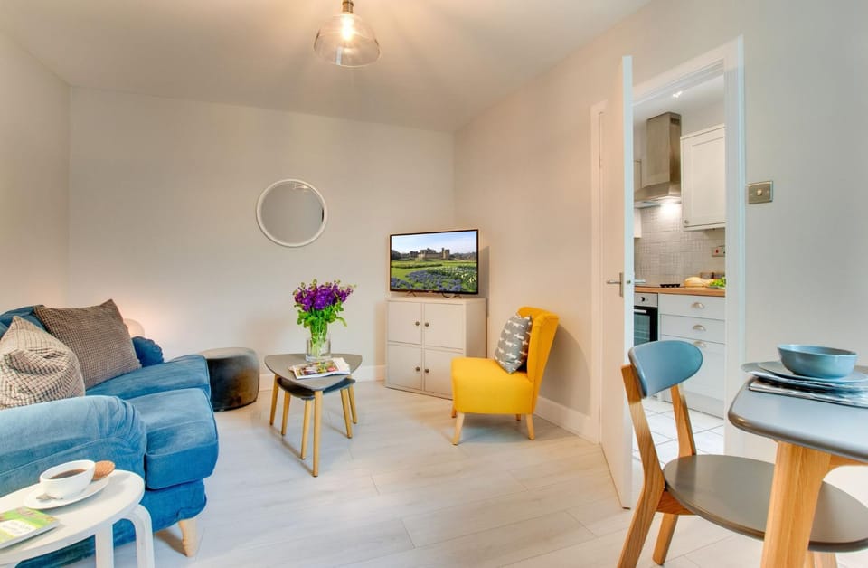 Kitchen or kitchenette, Living room, Seating area